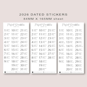 Puede incluir: Hojas de pegatinas blancas con diseños de calendario para 2026. Cada hoja mide 8,4 cm x 16,5 cm y presenta el logotipo "Perfect Scribbles". Las pegatinas muestran las fechas de enero, febrero y marzo, con cada día numerado y etiquetado.