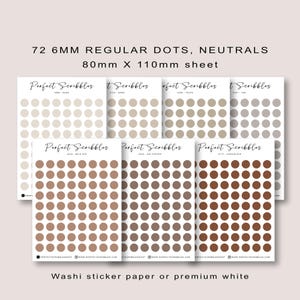 Pode incluir: Folhas de autocolantes de pontos em tons neutros. Cada folha tem 72 pontos com 6 mm de diâmetro, numa folha de 80 mm x 110 mm. Os autocolantes estão disponíveis em vários tons de bege, castanho e cinzento. O texto na imagem diz "Perfect Scribbles".