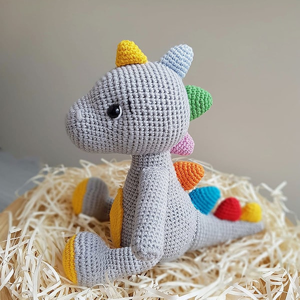 Dinosauro all'uncinetto Amigurumi bambola giocattolo, accessorio di peluche colorato di cartone animato, regalo per lui, regalo per lei, regalo per bambini