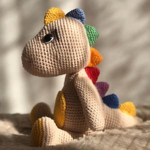 手作りかぎ針編みの恐竜のぬいぐるみ、虹色のスパイク付き恐竜のおもちゃ、柔らかいぬいぐるみ人形のギフト、子供用のかわいい恐竜、ベビーシャワーや誕生日のギフト