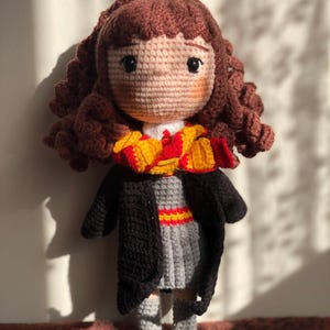 Handgemachte gehäkelte Zaubererpuppe, Hexe, Mädchen, Amigurumi-Spielzeug, von der Magie inspiriertes Geschenk, handgemachtes Geburtstagsgeschenk für Kinder, einzigartiges Wohndekor
