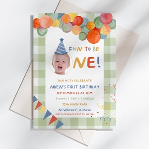 Op de afbeelding: Een verjaardagsuitnodiging met een groene ruitjesachtergrond en kleurrijke ballonnen. De uitnodiging luidt "Fun to be One!" en bevat een foto van een baby met een feesthoedje. Details zijn de datum, tijd en locatie van het feest.