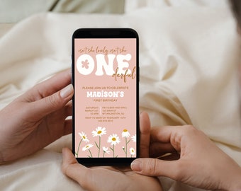 Peut inclure: Un téléphone mobile rose et blanc affichant une invitation à une fête de premier anniversaire pour Madison. L'invitation présente un motif de marguerite et le texte "isn't she lovely isn't she ONE derful". L'invitation comprend la date, l'heure, le lieu et les informations RSVP.