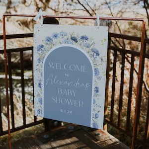 Baby in Bloom、男の子のBaby in Bloomベビーシャワー、Baby in Bloomウェルカムサインテンプレート、ベビーシャワーウェルカムサイン、青い花柄のベビーシャワーサイン