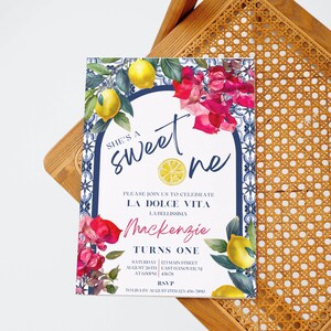 Peut inclure: Une invitation color&eacute;e pour un premier anniversaire avec un motif de citron et de fleurs. Le texte indique "Elle est une douce", "Veuillez vous joindre &agrave; nous pour c&eacute;l&eacute;brer La Dolce Vita", "La Bellissima Mackenzie a un an", "Samedi 26 ao&ucirc;t, 123 Main Street, East Hanover, NJ &agrave; 13h00, 43678", "RSVP &agrave; [Lisa] avant le 1er ao&ucirc;t [num&eacute;ro de t&eacute;l&eacute;phone]".