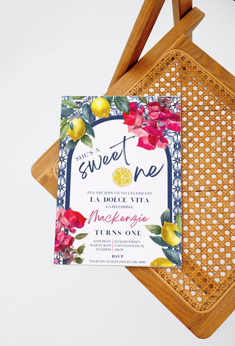 Peut inclure: Une invitation color&eacute;e pour un premier anniversaire avec un motif de citron et de fleurs. Le texte indique "Elle est une douce", "Veuillez vous joindre &agrave; nous pour c&eacute;l&eacute;brer La Dolce Vita", "La Bellissima Mackenzie a un an", "Samedi 26 ao&ucirc;t, 123 Main Street, East Hanover, NJ &agrave; 13h00, 43678", "RSVP &agrave; [Lisa] avant le 1er ao&ucirc;t [num&eacute;ro de t&eacute;l&eacute;phone]".