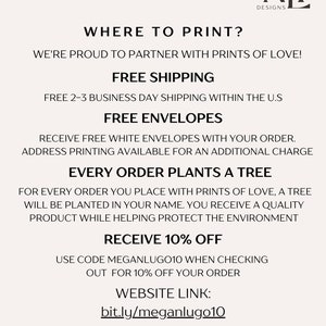 Puede incluir: Un fondo blanco con texto negro que promociona una asociaci&oacute;n con Prints of Love. El texto incluye "Env&iacute;o gratuito", "Sobres gratuitos" y "Cada pedido planta un &aacute;rbol". Tambi&eacute;n hay un enlace a un sitio web y el logotipo de Prints of Love.