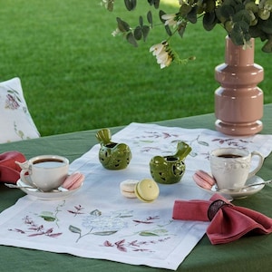 Chemin de table en lin brodé Hortensia. Lin blanc avec broderie en couleur. Linge de table, décoration de table. Taille 90x40 cm. 100 % pur lin