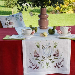 Chemin de table en lin brodé Hortensia. Linge de table, décoration de table. Dimensions 140 x 40 cm. 100 % lin