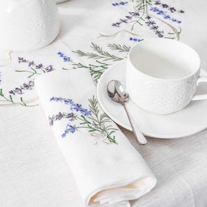 Tischwäsche in Lavendel. Bestickte Leinenservietten, Tischläufer, rechteckige Tischdecken, kleine Tischdecken. Naturleinen.