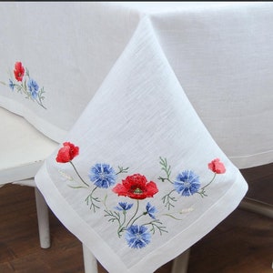 Toalha de mesa de linho bordada com papoulas e centáureas. Linho branco. Tamanho 240 x 140 cm.