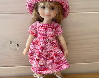 Tutoriel/patron tricot poupées Mini Sarah/Ten Ping de Ruby Red 20 cm, robe et capeline, en français et anglais