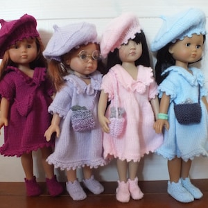Peut inclure: Quatre poupées portant des robes et des bérets tricotés. Les poupées portent des robes et des bérets de différentes couleurs, dont le rose, le violet, le bleu et le bordeaux. Chaque poupée tient un petit sac en tricot.