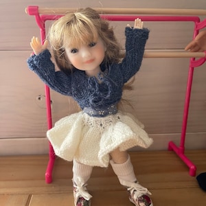 Tutoriel/patron tricot poupées Mini Sarah, Ten ping de Ruby red 20 cm, cache cœur jupe en français et anglais