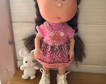 Tutoriel patron tricot poupées Mia de Nines d'Onil 30 cm, robe salopette, français et anglais