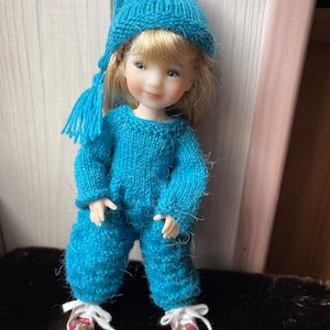 Tutoriel/patron tricot poupées Mini Sarah et Ten ping de Ruby red 20 cm combinaison et son bonnet de lutin, français et anglais