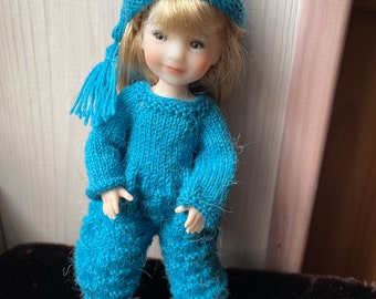 Knitting pattern/tutorial for Mini Sarah and Ten Ping dolls by Ruby Red, 20 cm jumpsuit and elf hat, French and English