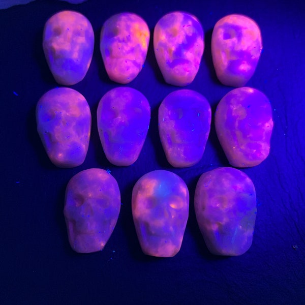 Color Changing Sodalite skull 15x22mm cabochon