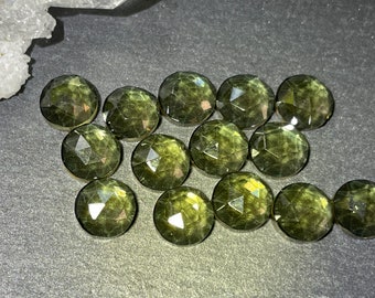 Okrągły, fasetowany, zmieniający kolor aleksandryt o średnicy 8 mm - Kalibrowane kaboszony *