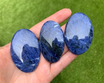 Duży owalny kaboszon sodalitu *