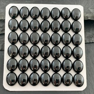 Schwarzer Spinell oval 8 x 10 mm Cabochon