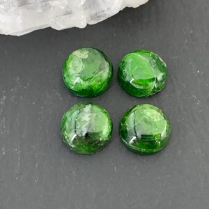Chrome Diopside round 8mm cabochon