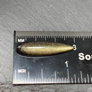 以下が含まれることがあります： 約3センチの長さの金色と黒色の虹色のガラスビーズ