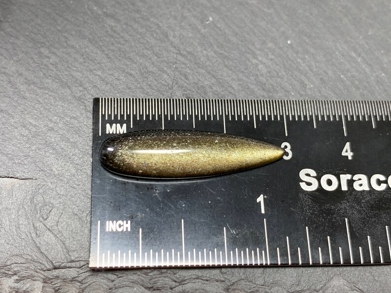 以下が含まれることがあります： 約3センチの長さの金色と黒色の虹色のガラスビーズ