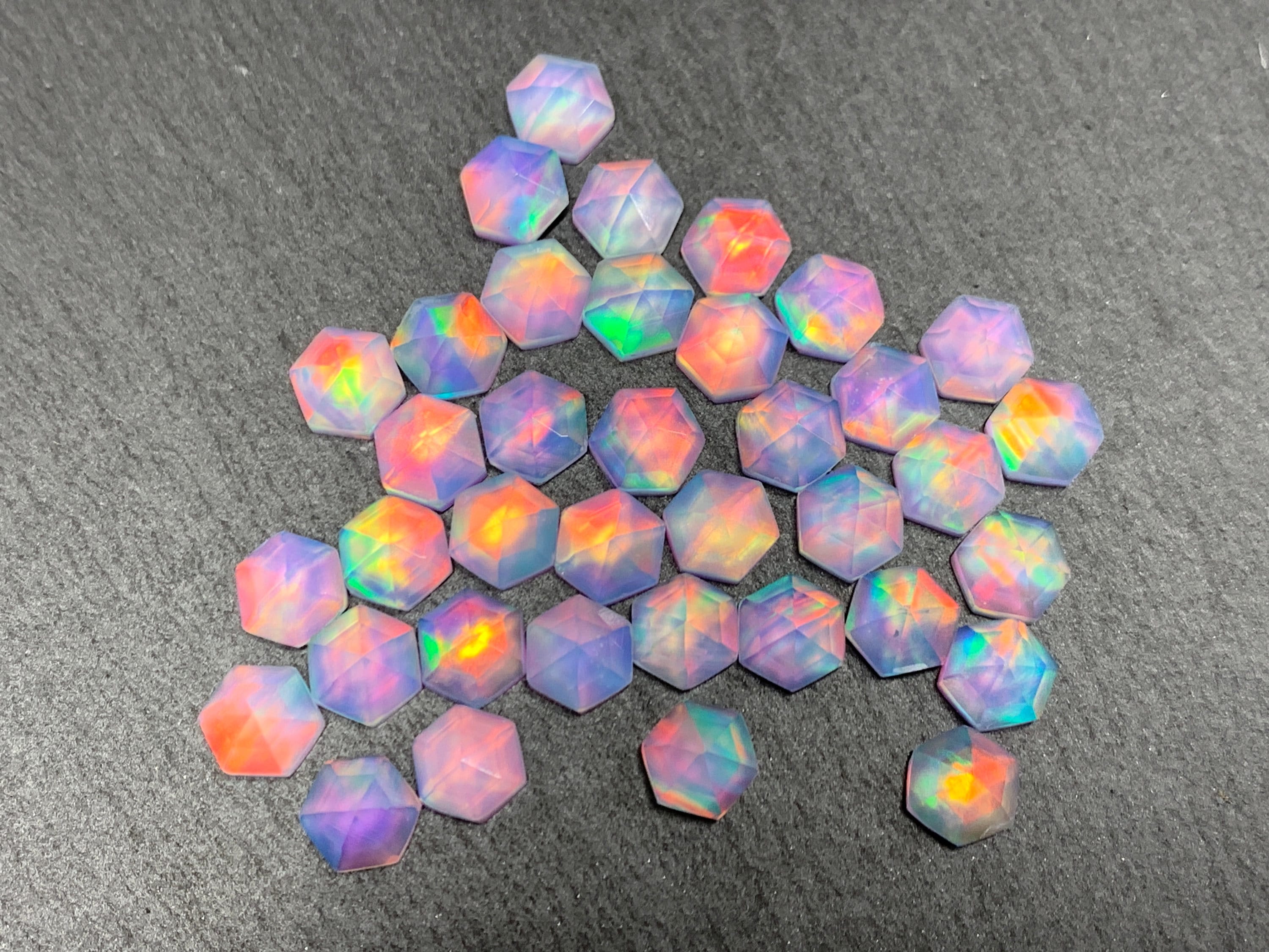 Facettierte Aurora Opal Hexagon 7 mm Cabochon - Doublette Cabochons