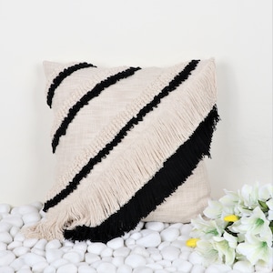 Handgefertigter Ivory & Schwarz getufteter Kissenbezug: Boho Fransenkissen (18x18)