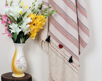 Handgemachte Boho Baumwoll Decke - Gestreifte Tagesdecke - Elegante Wohnkultur Decke - Rosa Weiße Quaste Decke