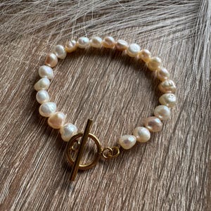 Elegant freshwater pearl bracelet