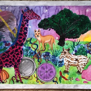 Op de afbeelding: Waterverf schilderij van een roze en zwarte giraffe, een rode vos, een gestreepte tapir, een kompas, een boom en een planeet met ringen. De achtergrond is een paarse en roze lucht met sterren.
