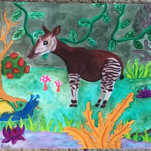 Puede incluir: Pintura acuarela de un okapi de pie en un bosque con setas, un caracol y otras plantas. El okapi es marrón con rayas blancas y tiene un hocico largo y puntiagudo. El bosque es verde y exuberante, con una variedad de árboles y plantas.