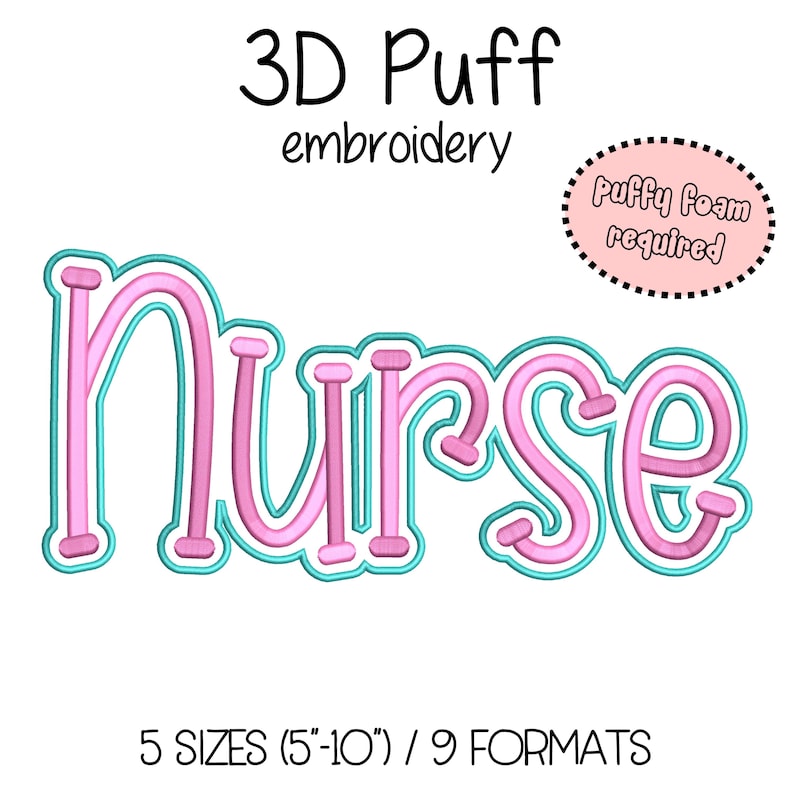 Pu&ograve; includere: Un ricamo a rilievo 3D con la parola "Nurse" in rosa con un contorno turchese. Il design include il testo "Puffy Foam required" in un cerchio rosa e indica "5 taglie (12.7cm-25.4cm) / 9 formati".