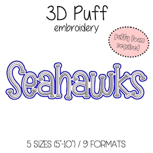 Puede incluir: Un diseño de bordado 3D puff de la palabra "Seahawks" en plata con un contorno azul. El texto "3D Puff embroidery" está encima de la palabra, y un círculo rosa con "Puffy Foam required" está a la derecha. El diseño está disponible en 5 tamaños, de 12,7 a 25,4 cm.