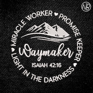 Könnte beinhalten: Gestickter Aufnäher mit dem Wort „Waymaker“ in weißer Schrift, mit dem Text „Light in the Darkness“ und dem Bibelvers Jesaja 42,16. Das Design umfasst eine Bergkette in einem kreisförmigen Rahmen auf schwarzem Hintergrund.