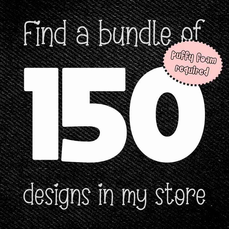 Puede incluir: Texto blanco sobre un fondo negro de mezclilla: "Find a bundle of 150 designs in my store." Un &oacute;valo rosa con el texto "Puffy Foam required" est&aacute; en la esquina superior derecha. La escritura es a mano.
