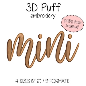 Op de afbeelding: Een digitaal borduurontwerp met het woord "Mini" in 3D-puff-stijl. Het ontwerp bevat de tekst "3D Puff embroidery" en "Puffy Foam required". Het is verkrijgbaar in 4 maten, variërend van 7.6 tot 15.2 cm, en 9 formaten.