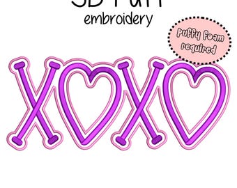 Può includere: Un design di ricamo a rilievo 3D con le lettere "XOXO" in viola e rosa. Il design include una forma di cuore all'interno delle lettere "O". È presente anche il testo "Puffy Foam required". Disponibile in 5 misure, da 12,7 a 25,4 cm.
