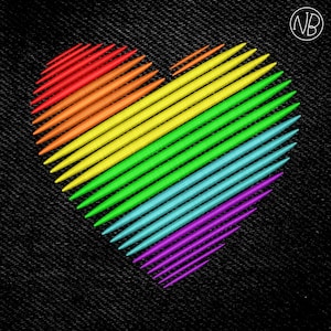 Puede incluir: Un corazón arcoíris hecho de líneas de colores sobre un fondo de mezclilla negro.