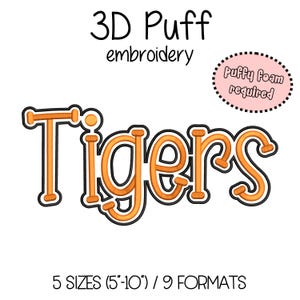 Può includere: Design di ricamo "Tigers" arancione e nero con effetto 3D. Il design include il testo "3D Puff embroidery" e "Puffy foam required". Disponibile in 5 misure, da 12,7 a 25,4 cm, e 9 formati.