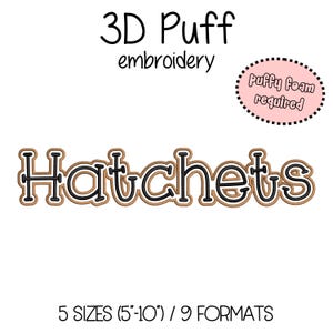 Puede incluir: Un diseño de bordado con la palabra "Hatchets" en un estilo puff 3D en capas. El diseño incluye el texto "3D Puff embroidery" y "Puffy Foam required". Disponible en 5 tamaños, de 12,7 a 25,4 cm.