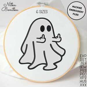 Puede incluir: Un fantasma blanco con ojos negros y brazos haciendo el dedo medio. El fantasma está bordado en una tela blanca en un aro de bordado de madera. El texto "6 SIZES" está por encima del fantasma y el texto "MACHINE EMBROIDERY FILES" está en la esquina superior derecha. El texto "EXP, DST, JEF, SEW, PES, PEC, VP3, HUS, XXX" está en la esquina inferior derecha.