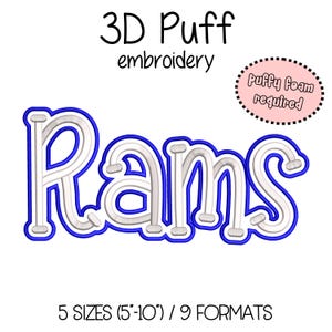 Puede incluir: Texto bordado "Rams" blanco y azul con efecto 3D puff. El diseño incluye un contorno azul y está etiquetado como "bordado 3D Puff". Un círculo rosa indica "Se requiere espuma hinchada". Disponible en 5 tamaños.