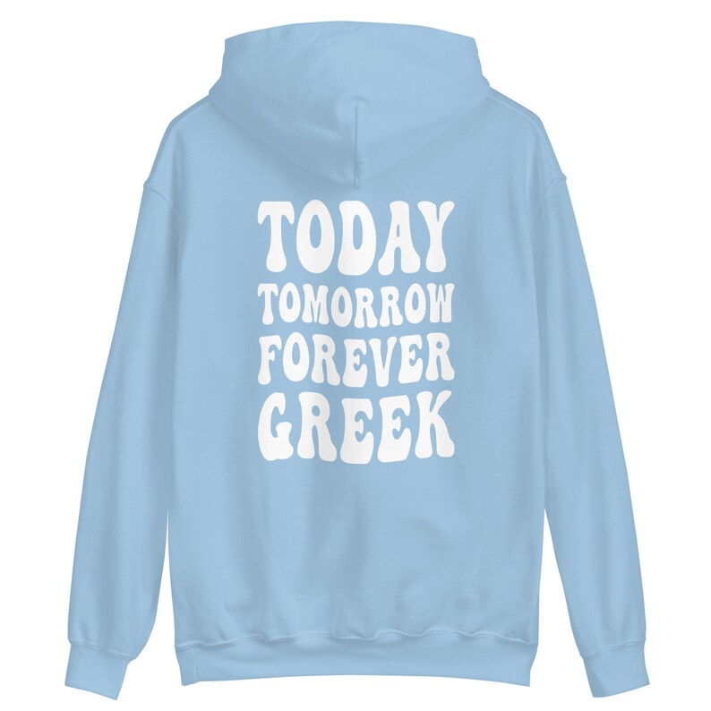 K&ouml;nnte beinhalten: Hellblauer Kapuzenpullover mit dem Text "TODAY TOMORROW FOREVER GREEK" in Wei&szlig;.