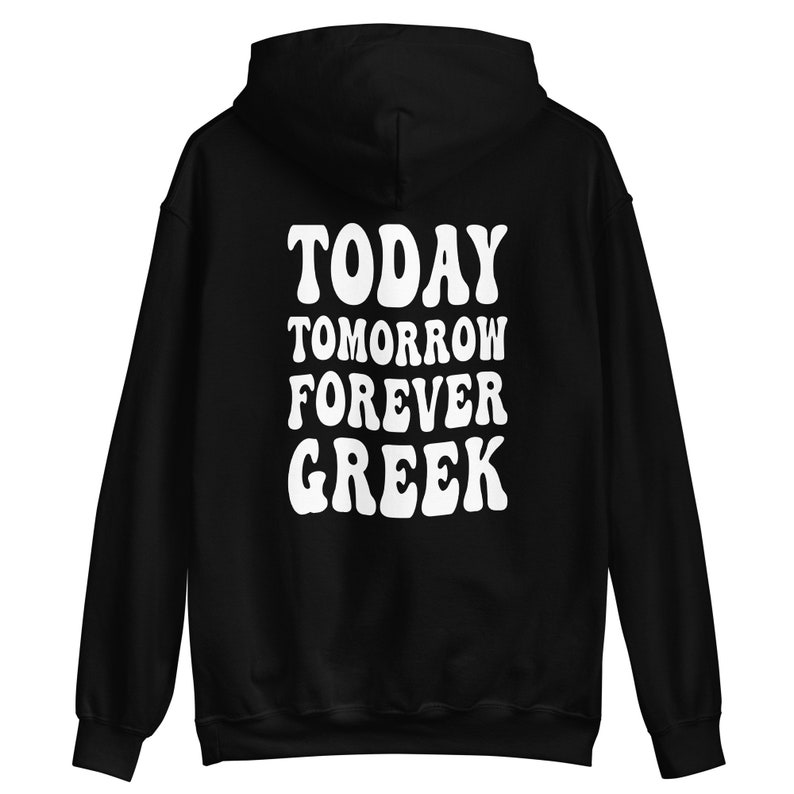 K&ouml;nnte beinhalten: Schwarzer Kapuzenpullover mit wei&szlig;em Text "TODAY TOMORROW FOREVER GREEK" auf der R&uuml;ckseite.