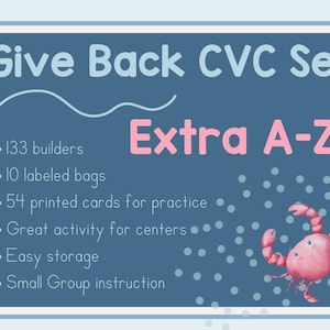 Peut inclure: Graphique éducatif bleu avec le texte "Give Back CVC Set Extra A-Z!". Il liste 133 éléments, 10 sacs étiquetés et 54 cartes imprimées. Comprend une illustration de crabe et des puces pour les détails de l'activité et le stockage.