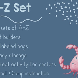 Peut inclure: Un jouet éducatif A-Z Set sur fond bleu avec une illustration de crabe rose. L'ensemble comprend 2 jeux de A-Z, 54 constructeurs, 2 sacs étiquetés, un rangement facile et est idéal pour les centres et l'enseignement en petits groupes.