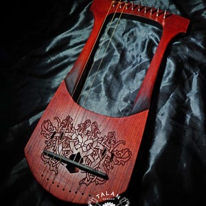 Könnte beinhalten: Rustikales Holzschild mit dem Text "Welcome to our home" in weißer Schrift. Das Schild hat eine Used-Optik und ein schlichtes, einladendes Design, ideal für die Eingangsbereichsdekoration.